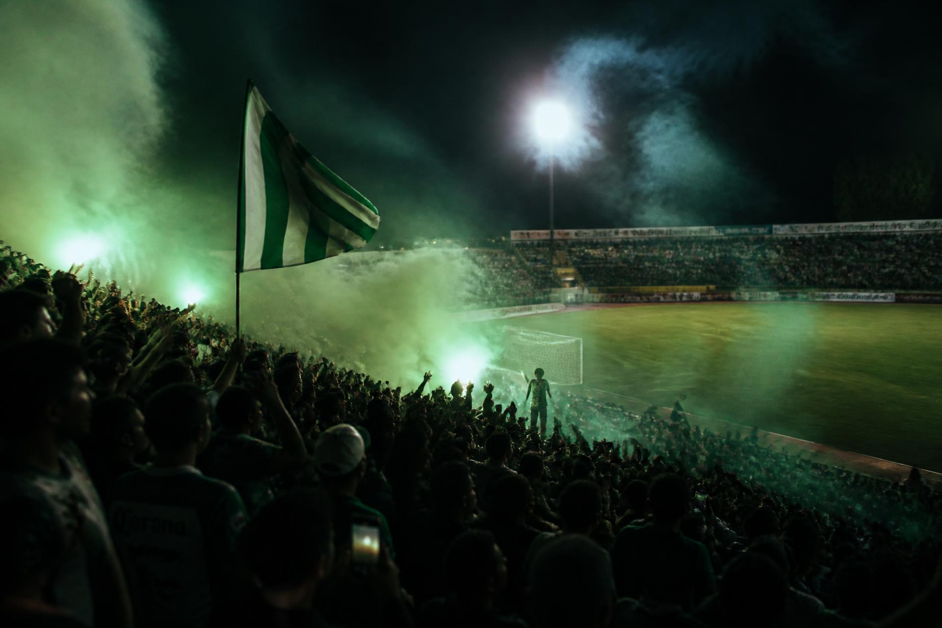 Estadio Agustín Coruco Díaz lleno de aficionados con humo verde